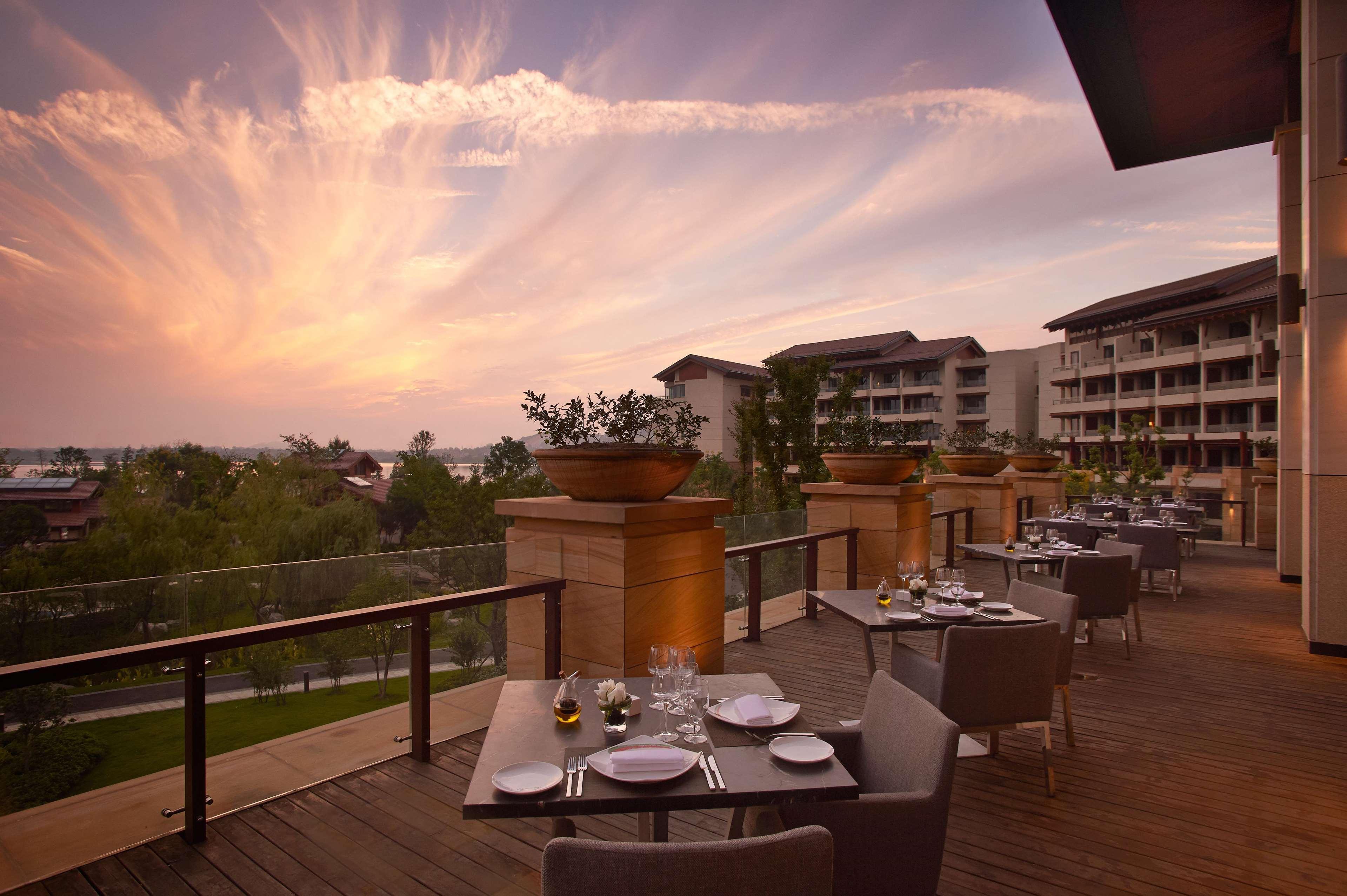 Hilton Wuhan Optics Valley Екстер'єр фото