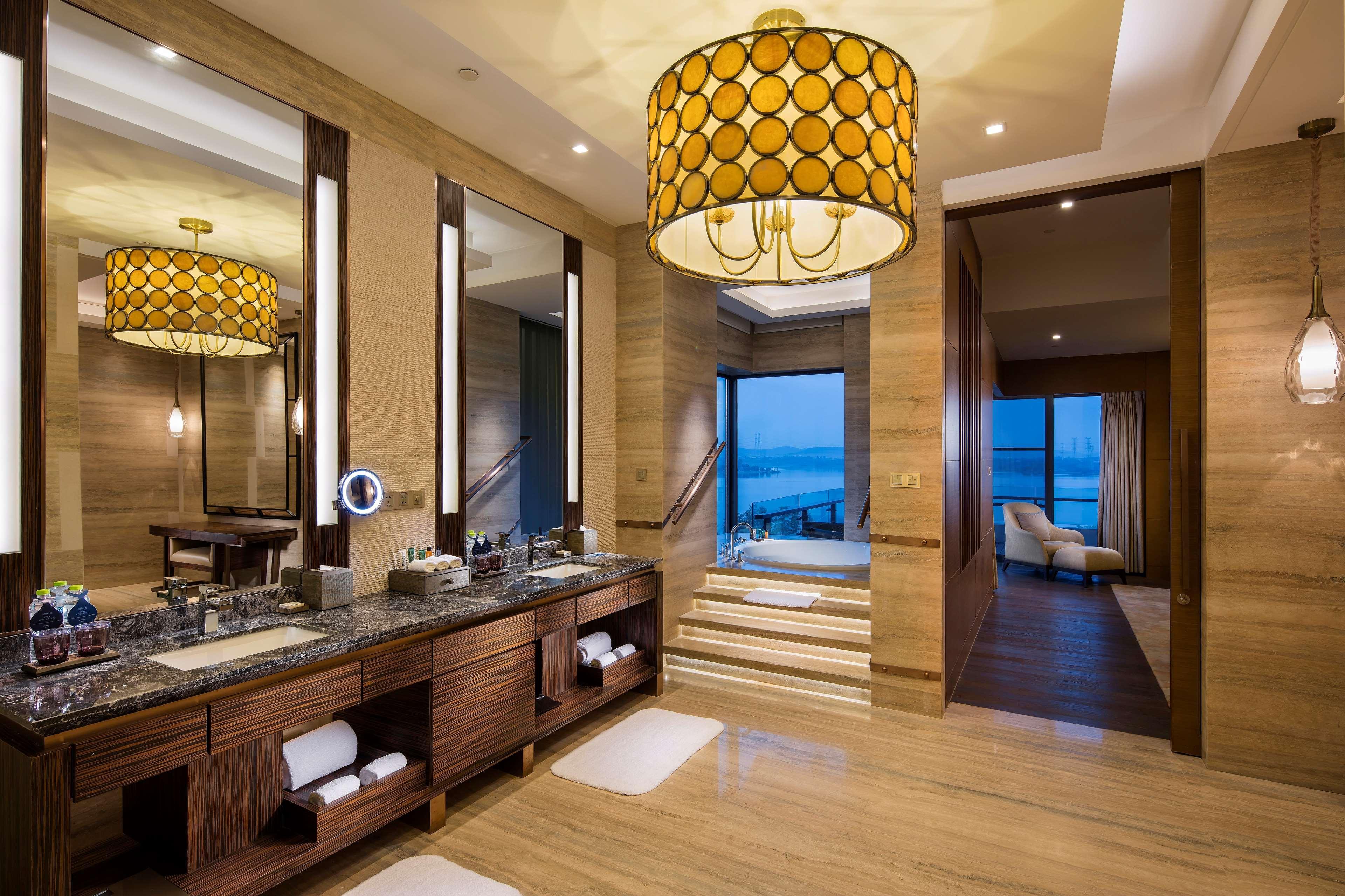 Hilton Wuhan Optics Valley Екстер'єр фото