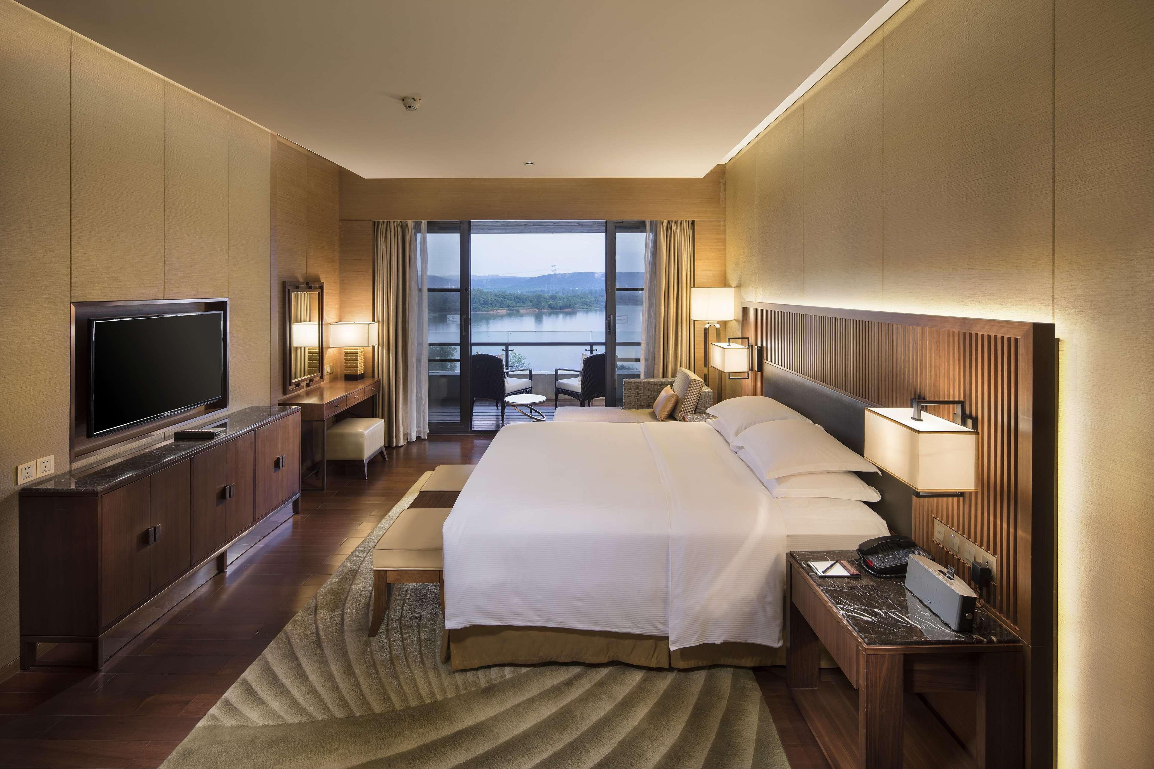 Hilton Wuhan Optics Valley Екстер'єр фото