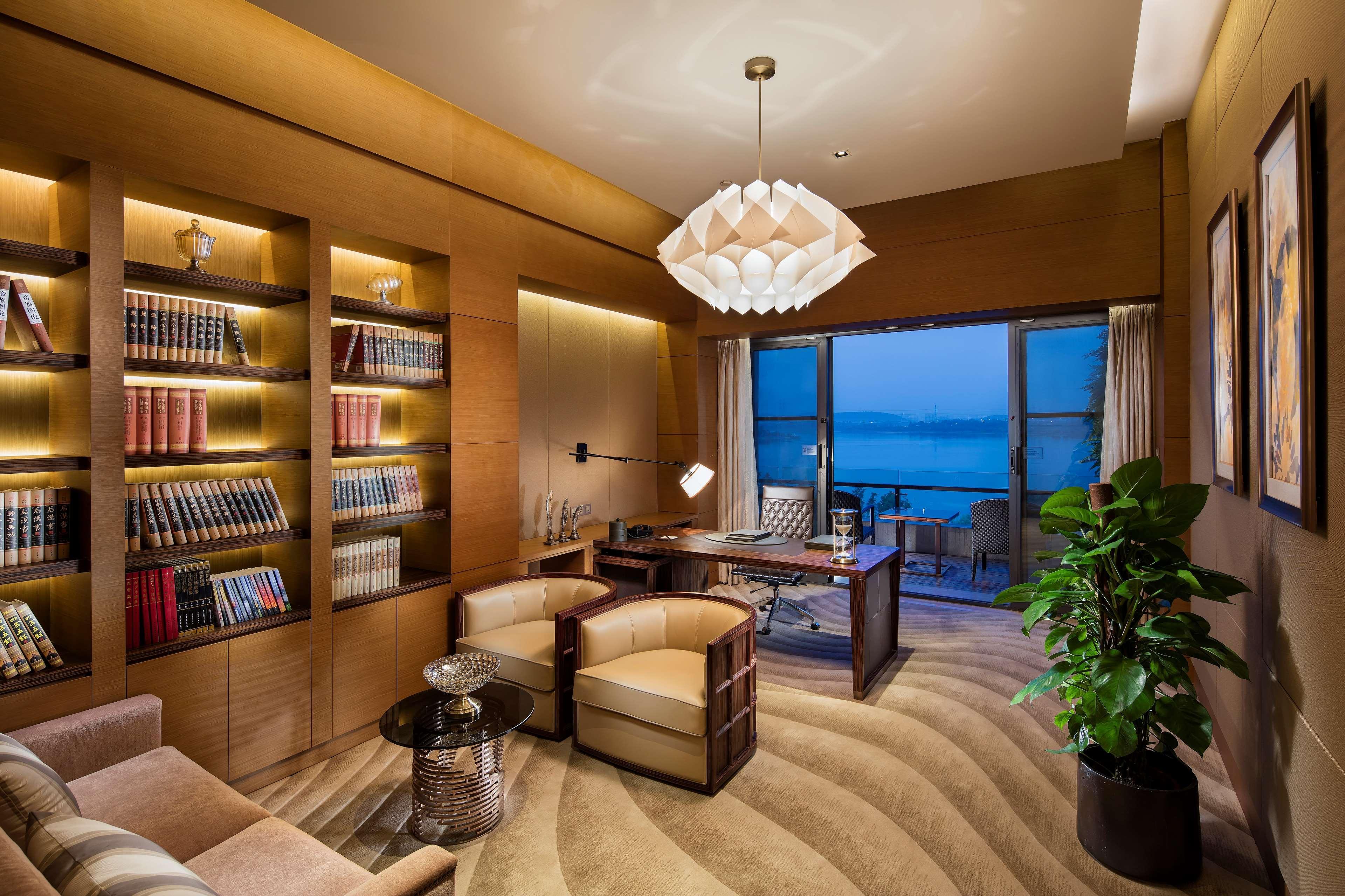 Hilton Wuhan Optics Valley Екстер'єр фото