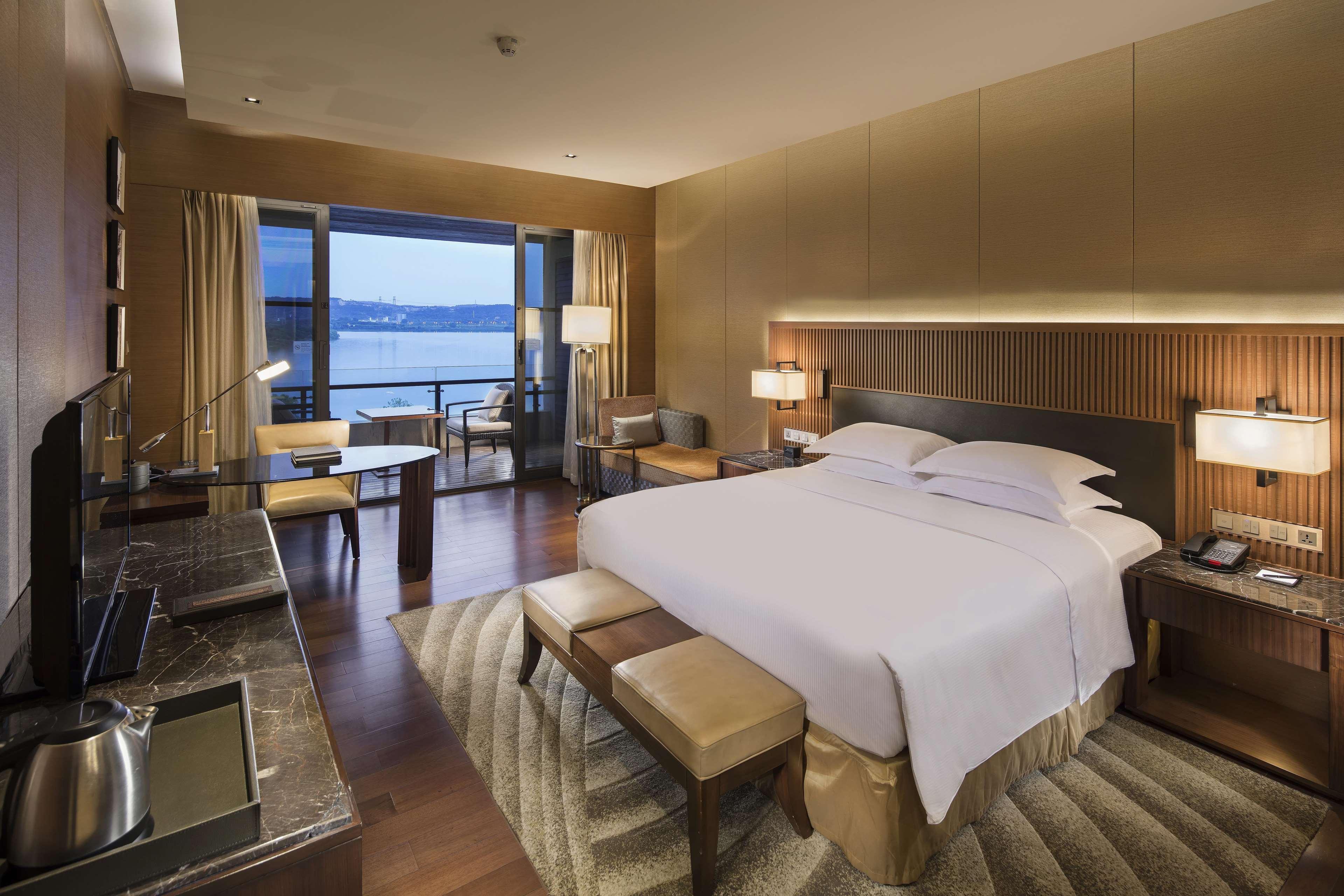 Hilton Wuhan Optics Valley Екстер'єр фото