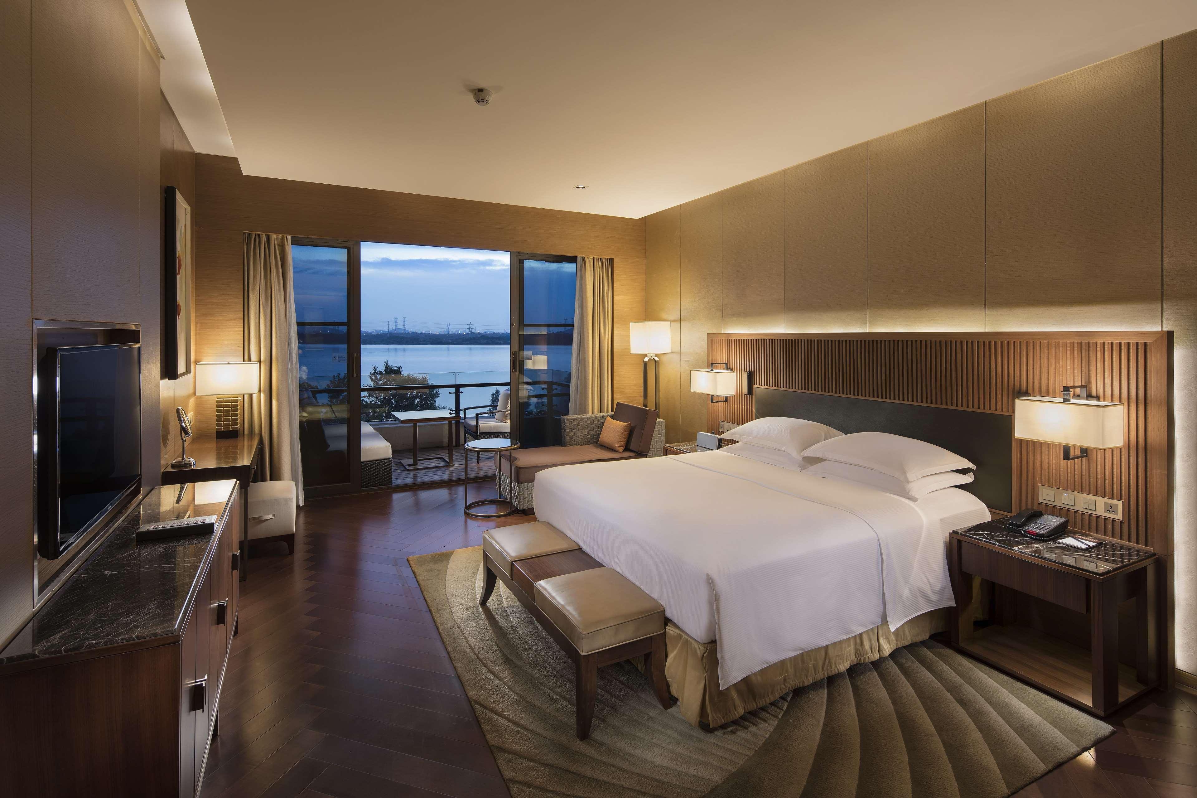 Hilton Wuhan Optics Valley Екстер'єр фото