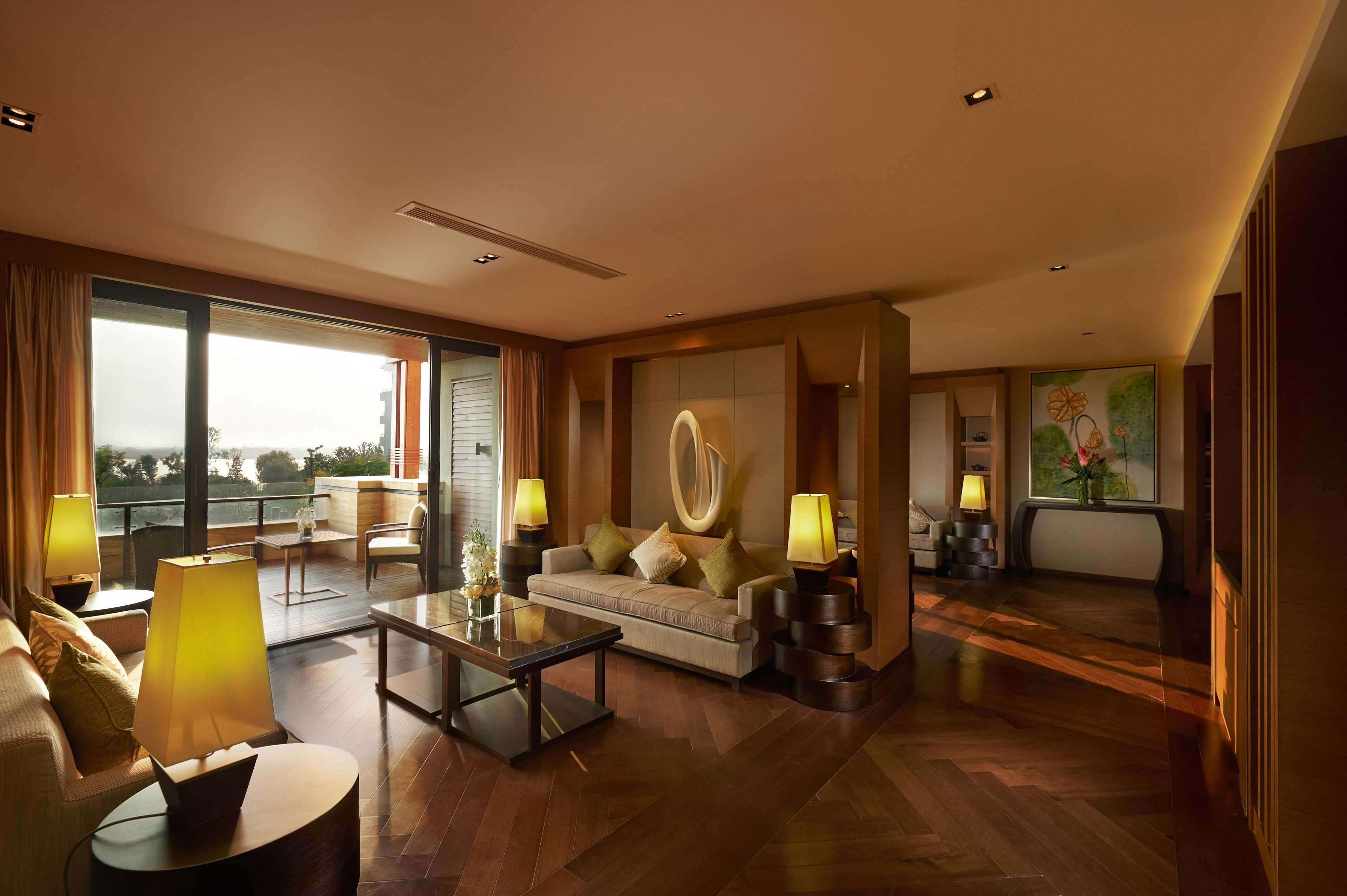 Hilton Wuhan Optics Valley Екстер'єр фото