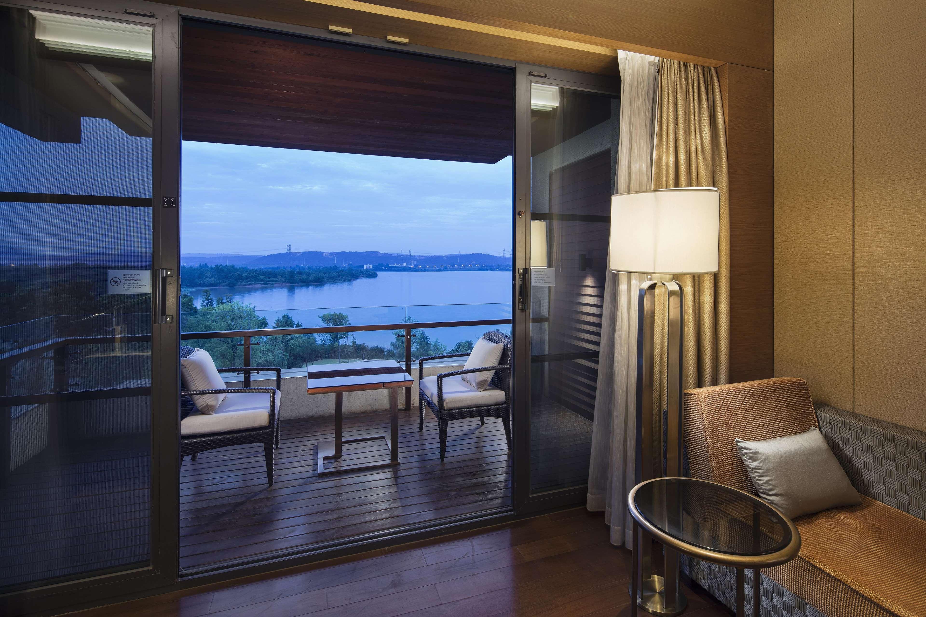 Hilton Wuhan Optics Valley Екстер'єр фото