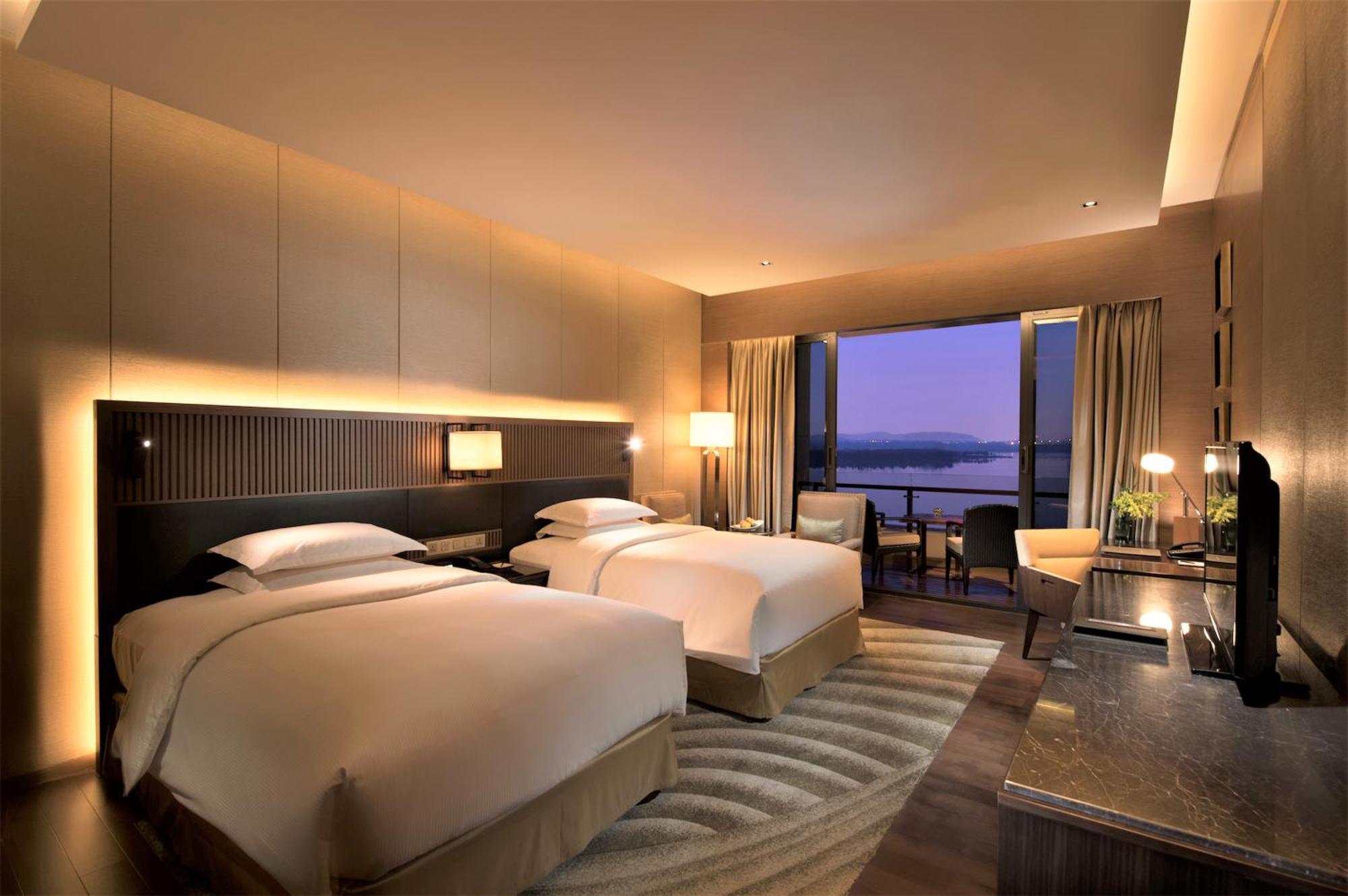 Hilton Wuhan Optics Valley Екстер'єр фото