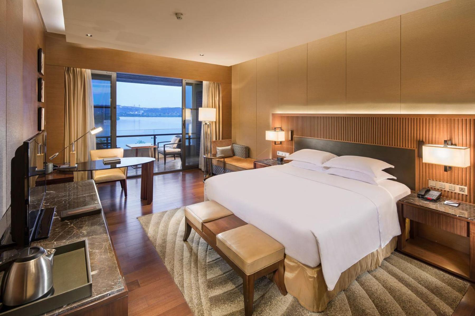 Hilton Wuhan Optics Valley Екстер'єр фото