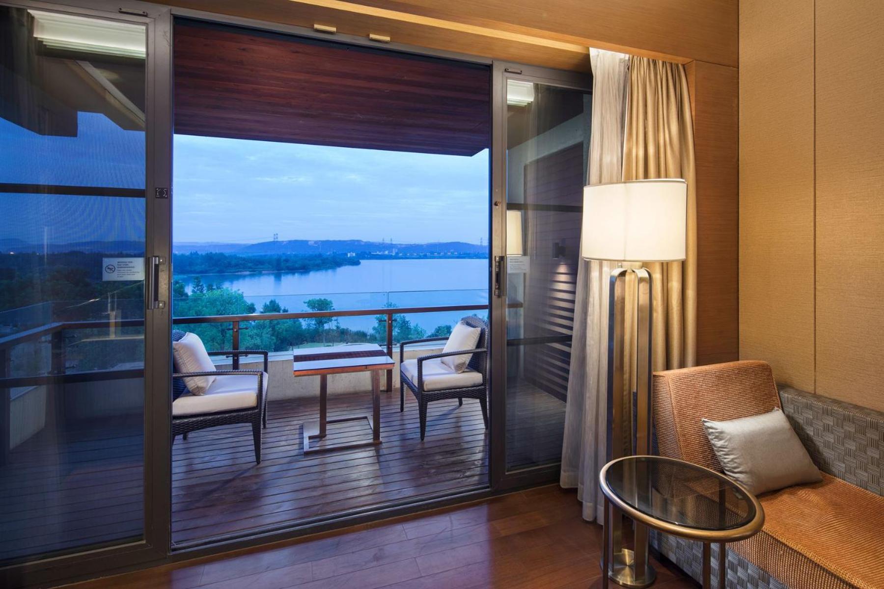 Hilton Wuhan Optics Valley Екстер'єр фото