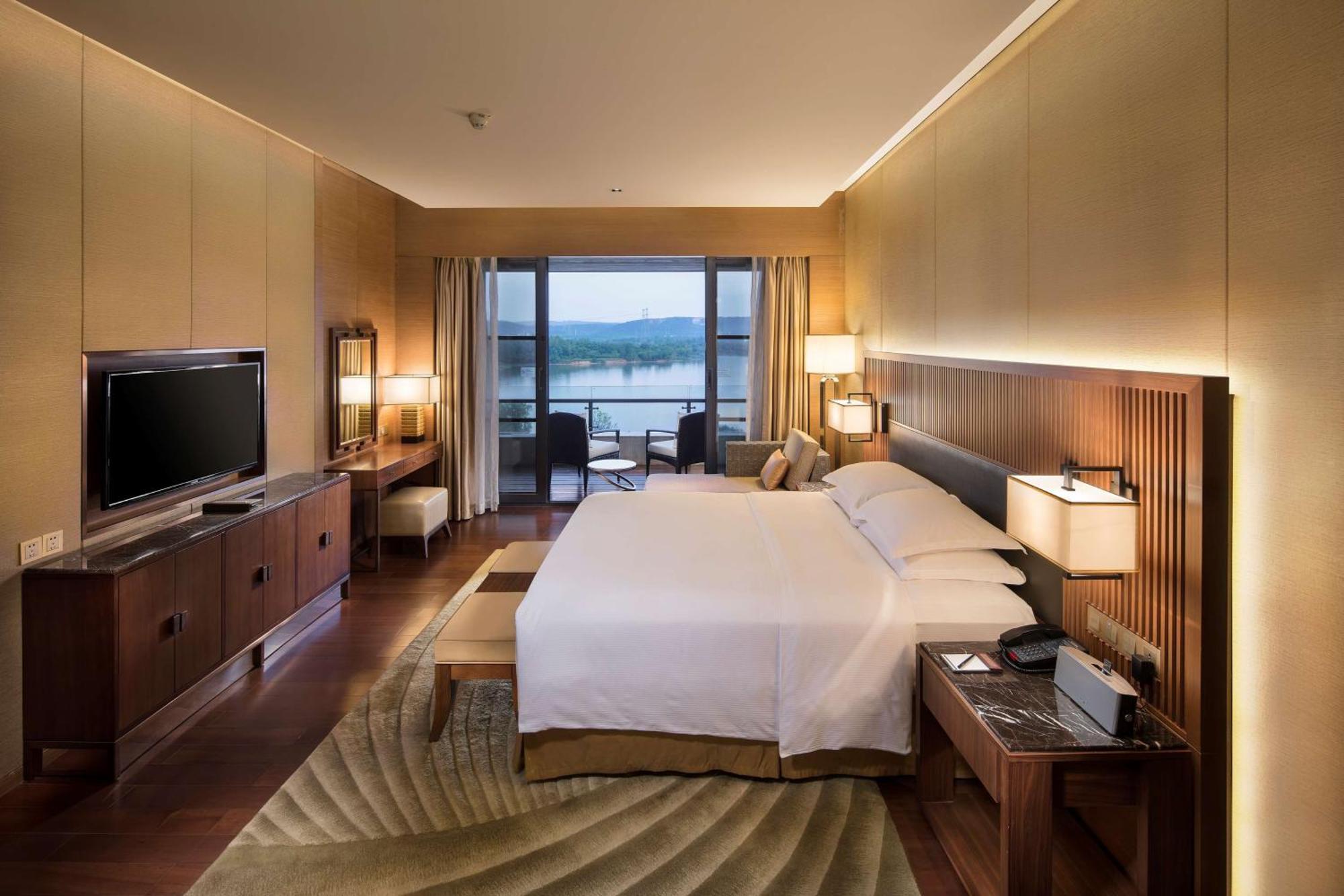 Hilton Wuhan Optics Valley Екстер'єр фото