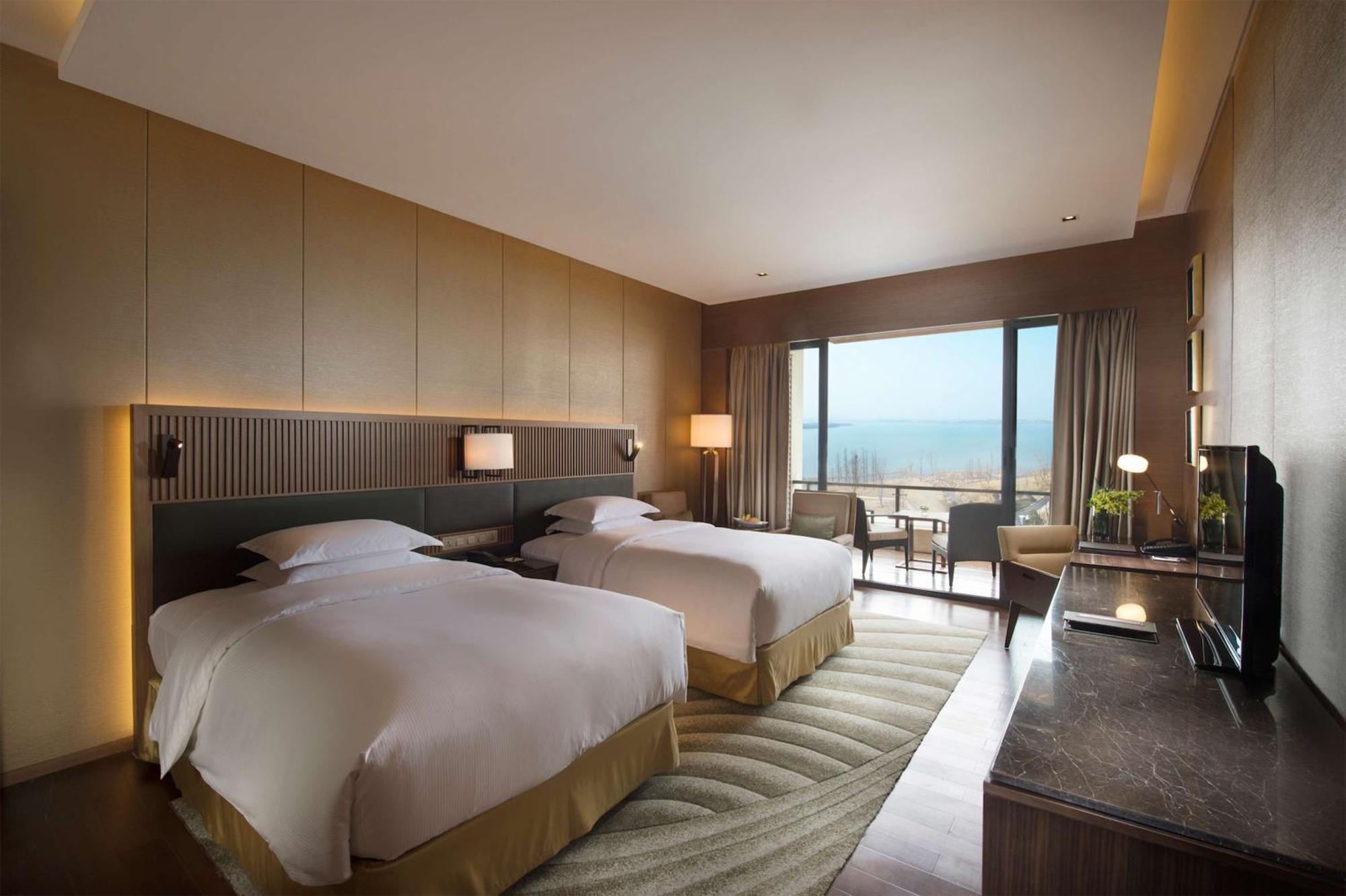 Hilton Wuhan Optics Valley Екстер'єр фото