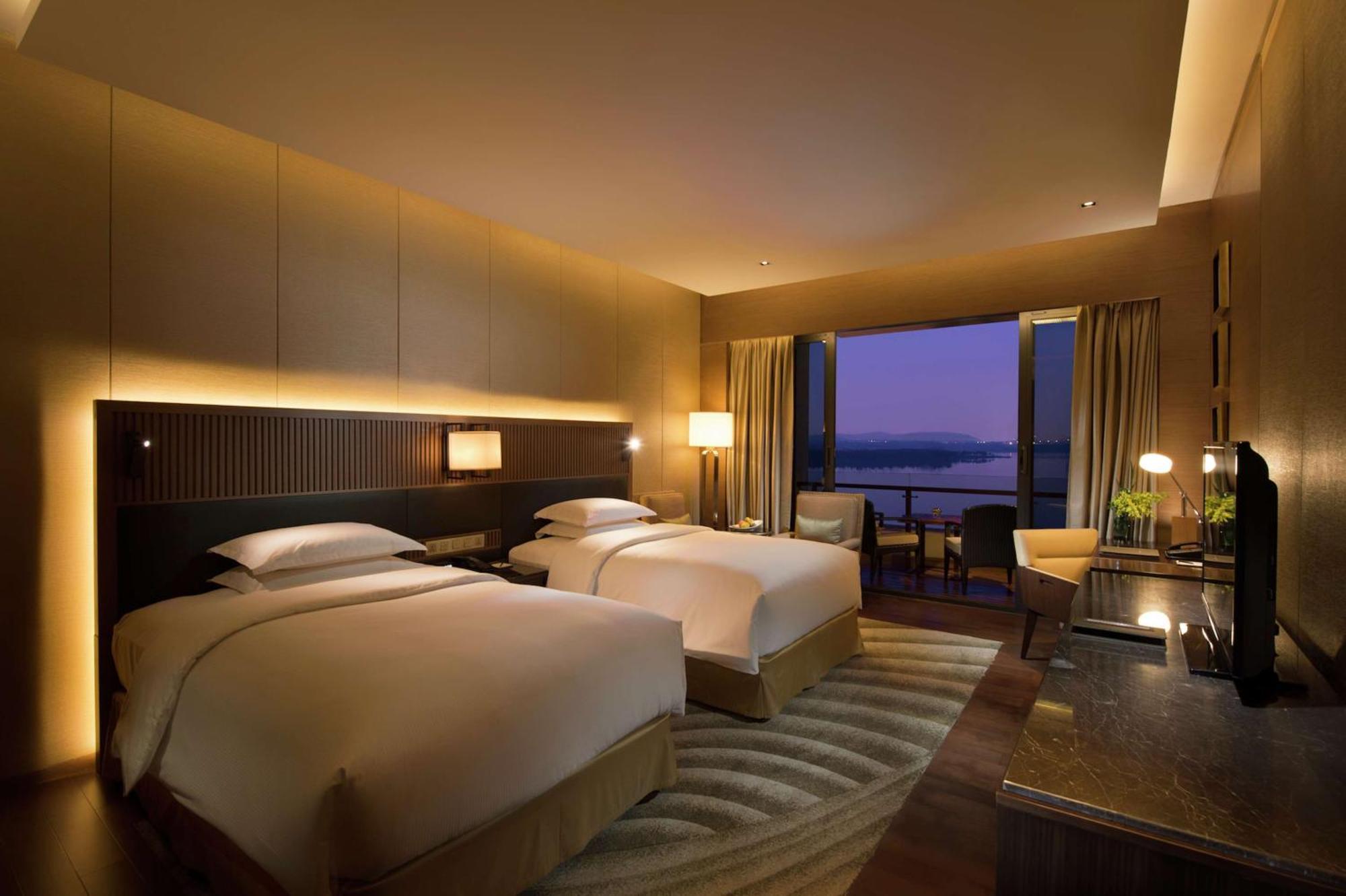 Hilton Wuhan Optics Valley Екстер'єр фото