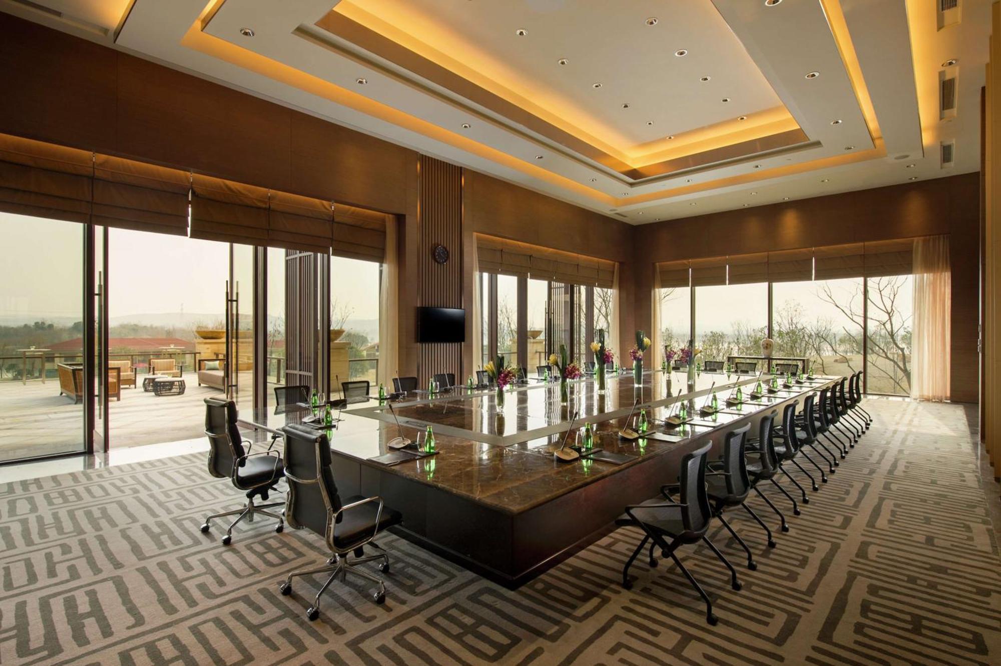 Hilton Wuhan Optics Valley Екстер'єр фото