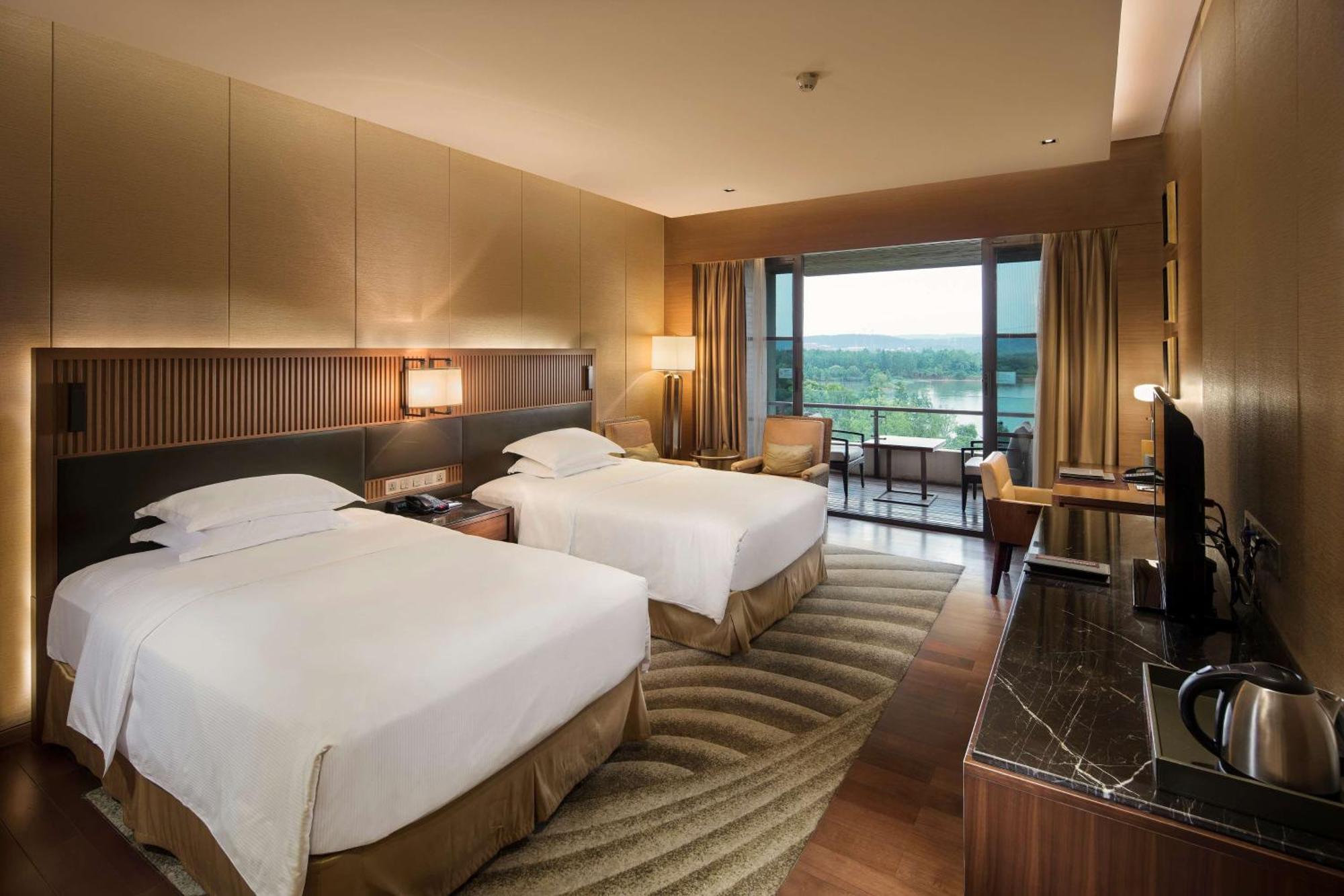 Hilton Wuhan Optics Valley Екстер'єр фото