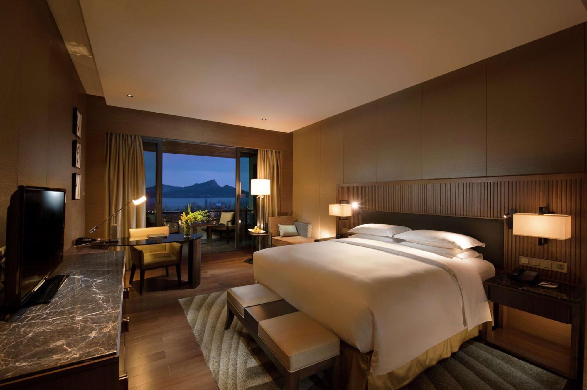 Hilton Wuhan Optics Valley Екстер'єр фото