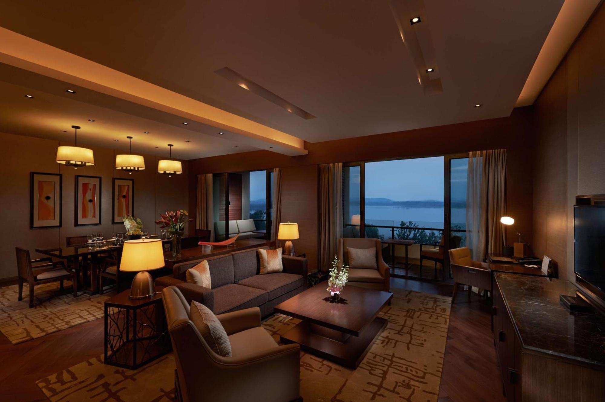 Hilton Wuhan Optics Valley Екстер'єр фото