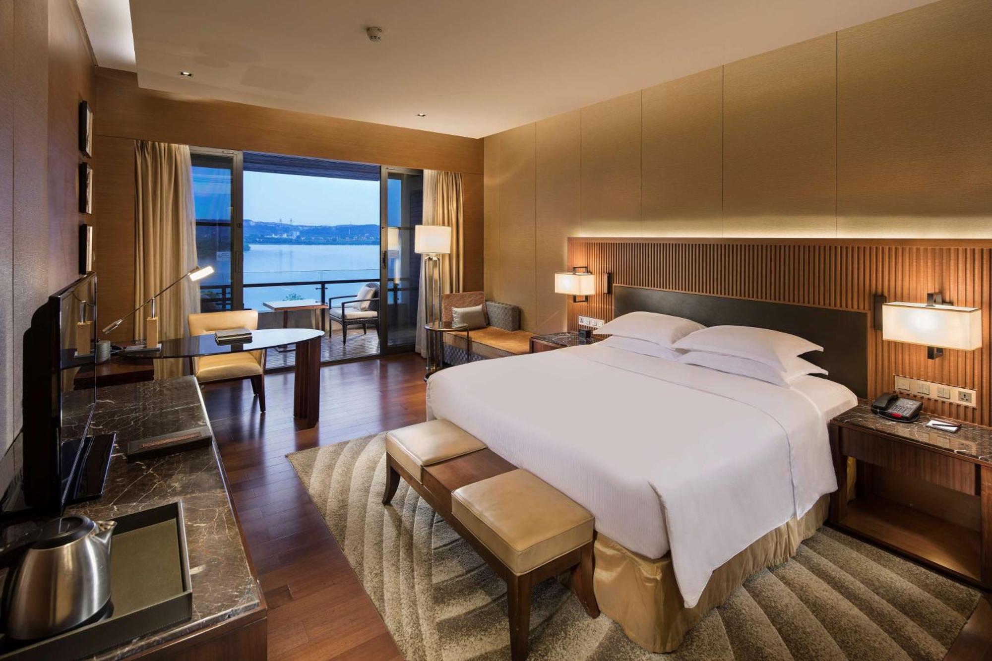 Hilton Wuhan Optics Valley Екстер'єр фото