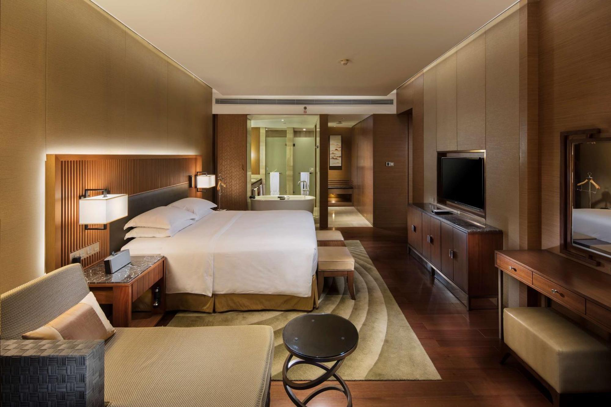 Hilton Wuhan Optics Valley Екстер'єр фото