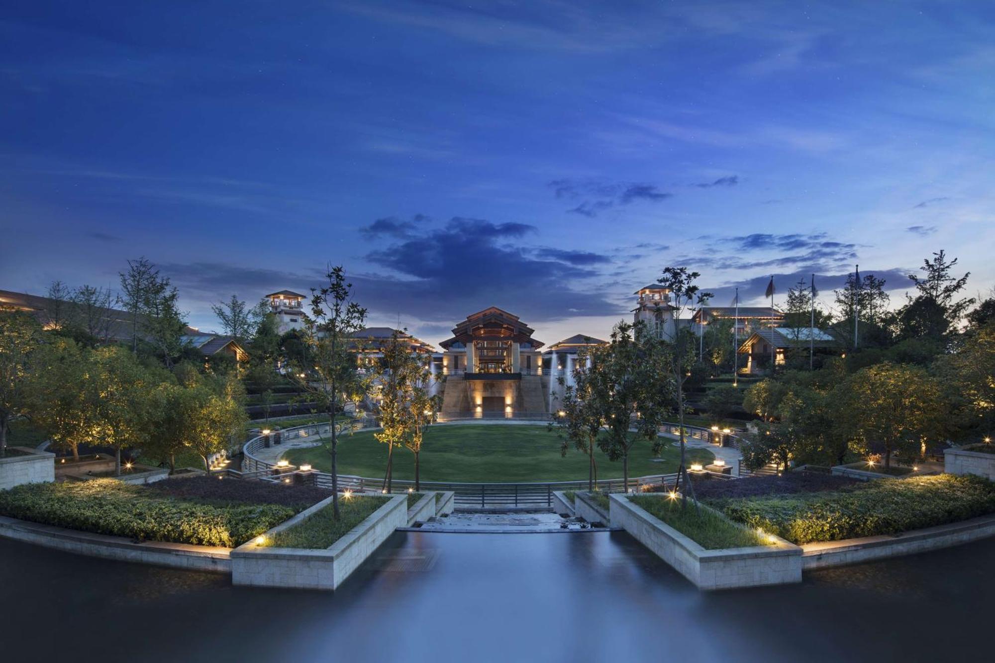 Hilton Wuhan Optics Valley Екстер'єр фото