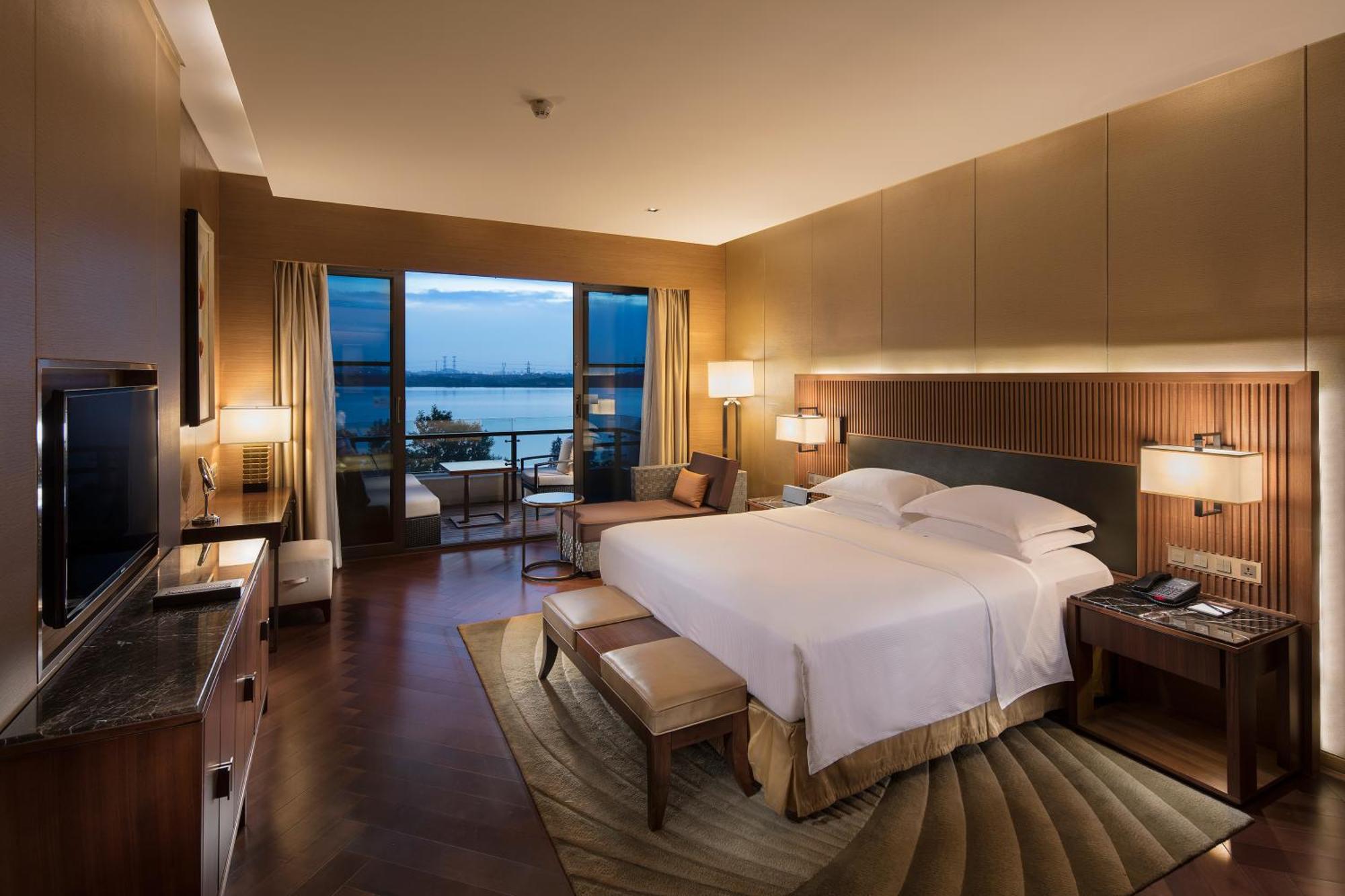 Hilton Wuhan Optics Valley Екстер'єр фото